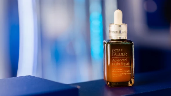 【美妝說書人】關於雅詩蘭黛「小棕瓶」特潤超導全方位修護露的5件事：世上第一罐修護精華液、超多隱藏用法、這天買很可以