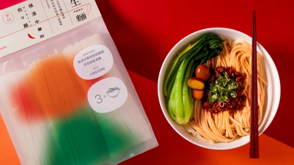 懶人宵夜新選！「橫濱中華街担担麵」麻香辣一次擁有，找來聶永真設計半透明簡約包裝