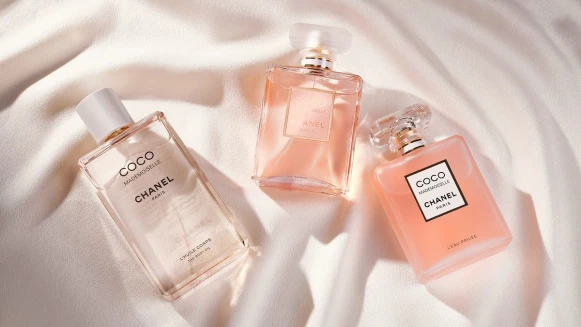 學會香氛儀式,把每天過得更有質感!全新限量「香奈兒摩登COCO輕盈薄紗身體精油」與香氛疊加法,讓香氛魅力變成妳的獨特摩登風格