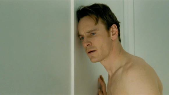 《性愛成癮的男人》手淫、多P通通來！麥可法斯賓達正面露「大鵰」，經典情慾之作9月大銀幕重現