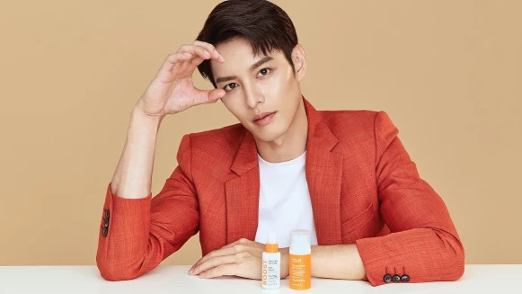 時尚男神曹佑寧直呼：我的C位時尚全靠它，站出來就是C位！突破美白天花板，亮出強勢C位！寶拉珍選潮流新人「C5全能撫紋亮眼霜」，完美終結暗沉，最強神助攻#C15發光瓶，再創透亮新巔峰！現在登記有機會拿300組超佛禮盒