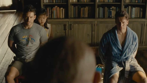 《敲敲門》奈沙馬蘭全新驚悚電影！4個陌生人恐怖威脅：「你們三人得選一位自我犧牲，否則世界就會毀滅。」