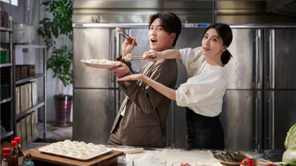 爸爸回來了！賈靜雯、賈子宸首度合體拍攝「賈以食日」形象片，憶當年淚灑片場，揭開「麵」的暖心故事，創作家傳招牌麵食「水餃」延續世代好滋味