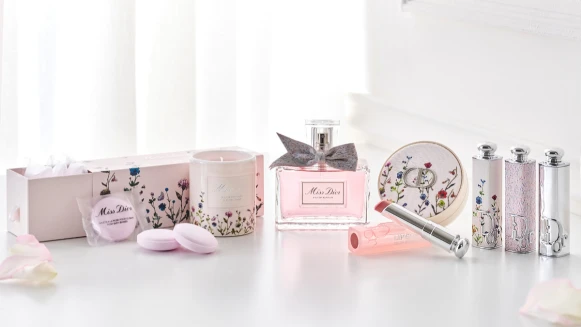 迪奧「Miss Dior繁花愛戀快閃店」少女心突破天際~限定繁花愛戀香氛蠟燭、香浴馬卡龍,超完美持久氣墊蜜粉、癮誘唇膏限定外殼都太美!編輯圈全數淪陷!