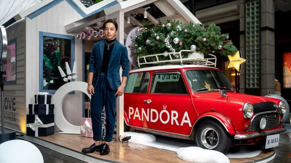 Pandora Christmas Cottage 丹麥溫馨聖誕小屋快閃信義香堤廣場！ 品牌好友坤達帥氣現身為Pandora新屋落成站台 分享型男飾品搭配秘訣