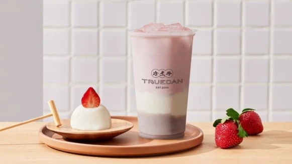 《珍煮丹》攜手鮮乳坊推出聯名新口味！打造「可以喝的草莓大福」，粉嫩漸層少女感爆發