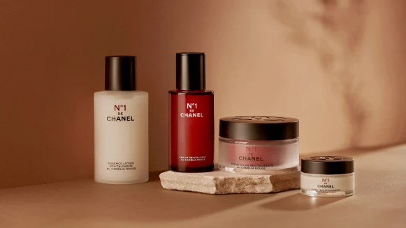 入冬保養好肌膚的第一步--紅色山茶花活能精萃穩定膚況＋改善毛孔，豐潤乳霜柔潤修護，氣溫驟降驟升都不擔心，肌膚每天活力滿格！