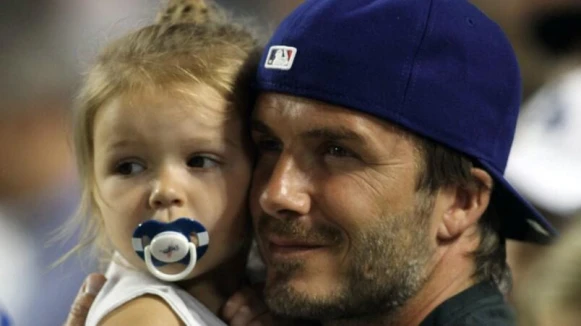 退休帥爸貝克漢球場邊嘟嘴鬼臉樂逗愛女小哈潑