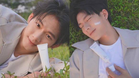 國民年下男都用些什麼？吳念軒大方公開日常不能少的人事物！隨身包包內翻出許多仙女姐姐都愛的RMK UV防護乳，超高防曬係數又清爽，收服男生完全不意外！ 