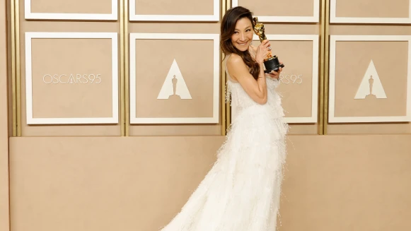 「所有的媽媽都是超級英雄!」楊紫瓊成為首位亞裔奧斯卡影后,完整得獎感言超感人!