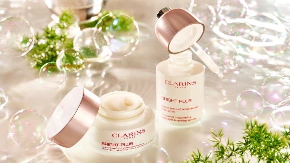 美白雙天后亮白氧氣瓶、氧氣凝霜號稱沒有救不了的暗沉、斑點！美妝大獎常勝軍克蘭詩再獲獎！網友盛讚拯救千萬黃皮，從肌底綻放淨白光~