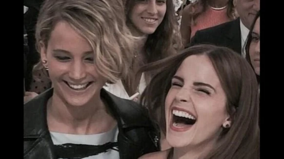 珍妮佛勞倫斯調皮癮頭又犯！Dior高訂秀上合照耍心機推開Emma Watson？