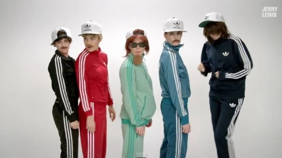 到底是假嘻哈還是真搖滾！安海瑟薇和克莉絲汀史都華組樂團了！