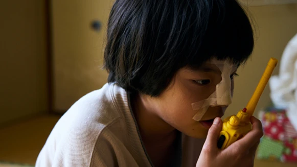 《呼叫愛美子》描述一名廣島小女孩以她天真無邪的言行改變周遭的人，影評｜重點就在括號裡：「什麼是正常，什麼又是不正常？」