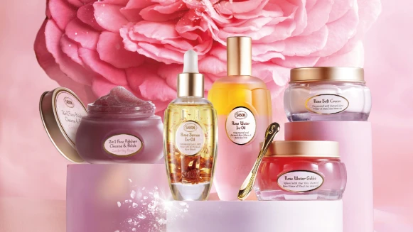 用天然玫瑰的粉紅能量寵愛自己～SABON為臉部肌膚帶來滿滿玫瑰精華呵護，提升肌膚水亮光＋療癒心情，透亮光采由內而外綻放！