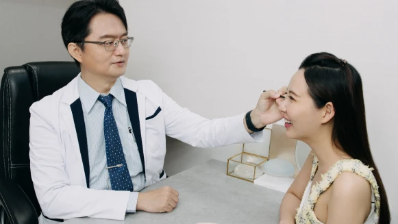 打造主管疼、同事愛，人人都會怦然心動的「好感系面相」！君綺醫美廖峻毅醫師解析如何讓每個角度超迷人，不須修圖就有完美下顎線、精緻輪廓、膨潤彈強運好命臉！ 