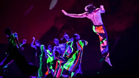 雲門舞集享譽國際經典之作《十三聲》將搬上戶外公演！「國泰雲門隨行吧」告訴大家藝術即生活，今夏以繽紛能量替大家注入解封日常的勇氣與感動！