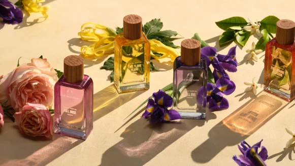 用香小密技!The Body Shop「綻花之境 高級定製香氛系列」全新上市! 就像獨特幸運符,優雅知性玫瑰、溫柔內斂紫鳶尾、沉穩清爽依蘭依蘭、輕盈溫潤白橙花,打造不同的美好日常~