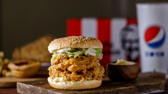 肉肉控吃爆！肯德基「雙層咔啦雞腿堡」限時14天開賣，極厚口感爽度double