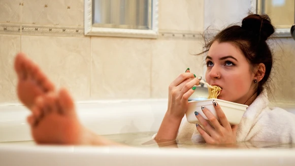 熬夜吃泡麵、鹽酥雞更傷身~不只傷肝、腎、更可能致癌！醫師大推4種保肝飲食 熬夜吃也無負擔