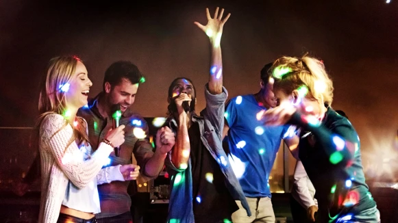 8種「KTV唱歌習慣」洩露工作性格！專唱高難度歌曲討厭例行性公事、愛幫點歌會犧牲自我
