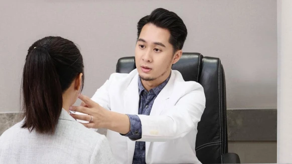 《歡迎來到王之國》潤娥顏值在線養成術─「保濕」絕對不可少!君綺醫美何志濤醫師為擁有「肌荒」問題的你解惑,原來要這樣做才能讓肌膚真補水!