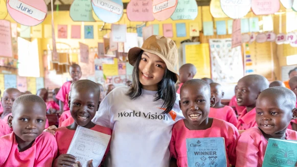 徐佳瑩認養烏干達女孩掌握人生自主權！為台灣世界展望會「資助1000女孩」勇闖東非