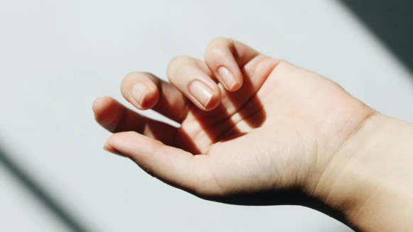 必學5個指甲保養技巧,改善甲面紋路、泛黃、軟薄容易斷!美甲師公開養甲秘訣