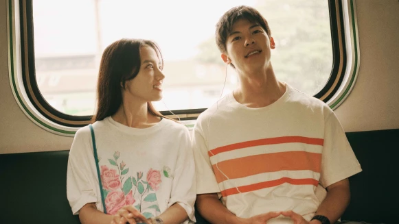 張震監製《青春18x2 通往有你的旅程》許光漢手牽清原果耶，獻上橫跨台日18年純愛初戀，大喊：很想見她