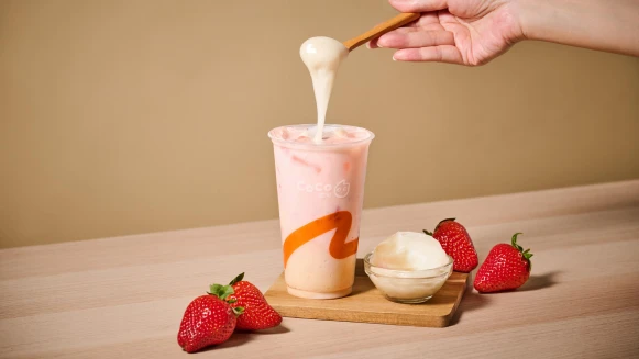 草莓控不能錯過！CoCo都可推出全新「草莓蒸大福」飲品，完美釋放酸甜Q嫩魔法，盡情感受酸甜香醇、Q彈軟糯的超級治癒魅力！ 