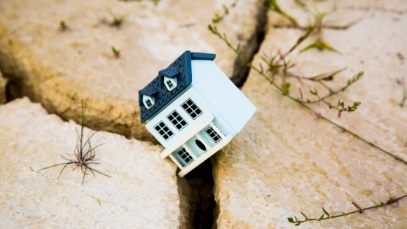 地震發生時如何正確應對保命！睡覺時要逃嗎？在開車時該怎麼做？