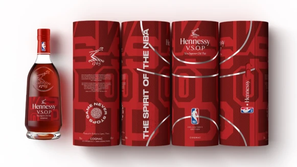 軒尼詩攜手NBA打造聯名限量版禮盒！圓柱外觀還原籃球皮革，球迷們必收