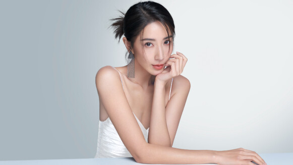 變美關鍵字「翡翠電波」妳收藏了嗎？全球名媛女星逆齡保養首選，一機三效讓人美的毫不費力，必須訂在手機行事曆中！