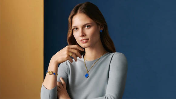 Van Cleef &amp; Arpels梵克雅寶Alhambra系列再添新作，幸運符碼經典蛻變，以新穎巧思組合珍稀材質，展現重塑優雅的獨特風格魅力。