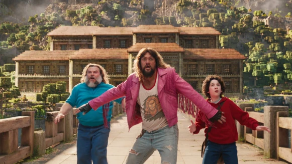 《MINECRAFT麥塊電影》傑森摩莫亞不當水行俠,化身格鬥電玩高手拯救方塊仙境