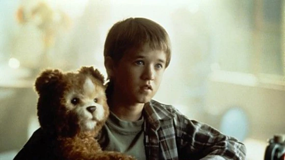 你一定要再看一遍！難以置信這是當年的《A.I.》萌男孩海利喬奧斯蒙！