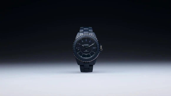 香奈兒J12換上霧藍新色！J12 Bleu、粉紅彩妝..Chanel 2025新錶與售價