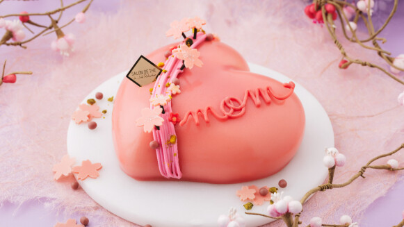 2025母親節限定蛋糕高顏值寵媽！黑芝麻輕奢慕斯、櫻花白巧克力慕斯、馬卡龍、金箔燕窩生乳酪幻等，傳遞獨一無二佳節祝福