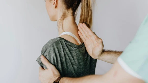 頸椎痛到睡不好、視力也變差？5組頸椎舒緩操練起來！放鬆頸椎，睡眠品質也跟著提升