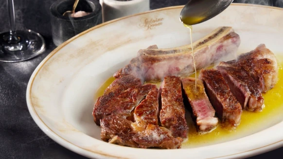 肉控大滿足！台北喜來登安東廳新風味牛排登場，油淋桌邊秀、紐奧良脆皮打造雙重感官饗宴