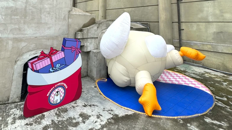 尷尬！聖誕松鴨桑的巨大屁屁卡在煙囪口，最Ｑ聖誕打卡景點就在松菸園區！