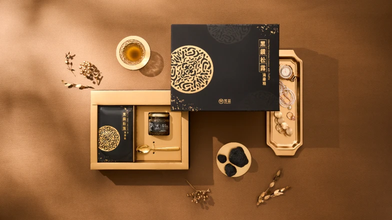 珍貴黑松露X滴雞精界愛馬仕──芳茲「黑鑽松露滴雞精」頂奢成分滋養元氣活力，風尚黑金超高顏值，根本是過年送禮第一名選擇！