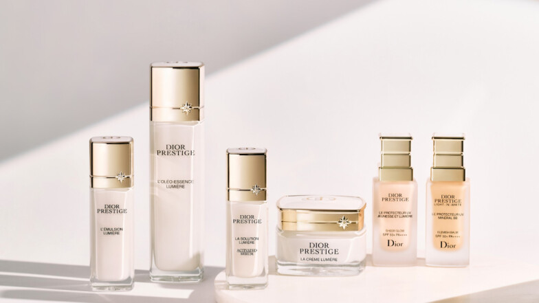 皮膚科醫師都膜拜的頂級淨白保養！《迪奧精萃再生光燦淨白系列》岡維拉玫瑰+原生純淨白玫瑰的鑽石保養級玫瑰能量，敏弱肌友善配方，科學美容後亦適用，頂規奢養淨白肌膚、溫和拋光實現人間白月光。