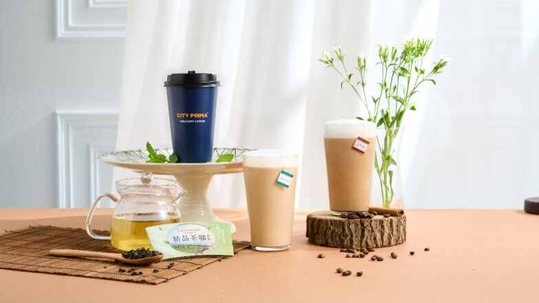 東西合璧碰撞時尚咖啡驚喜新風味！CITY PRIMA精品咖啡混搭台灣在地特色茗茶，特調清香醇厚入口秒愛上的精品茶咖拿鐵，味蕾完美享受滿滿馥郁層次魅力！