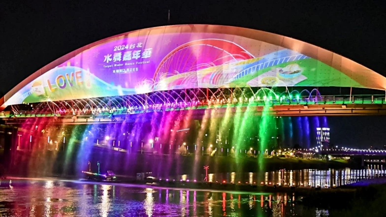 「2024台北水舞嘉年華」每天5場夜間聲光饗宴！三條觀賞路線、彩虹打卡點快筆記