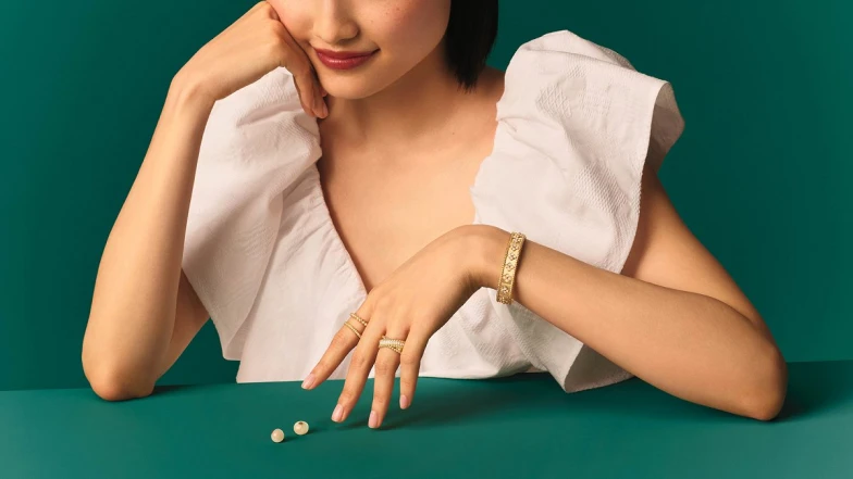 入手Van Cleef &amp; Arpels梵克雅寶不能缺少的經典代表—Perlée系列，推出多款獨具魅力的風格新作，以雋永圓潤金珠與美鑽讓珠寶迷人心動萬分！