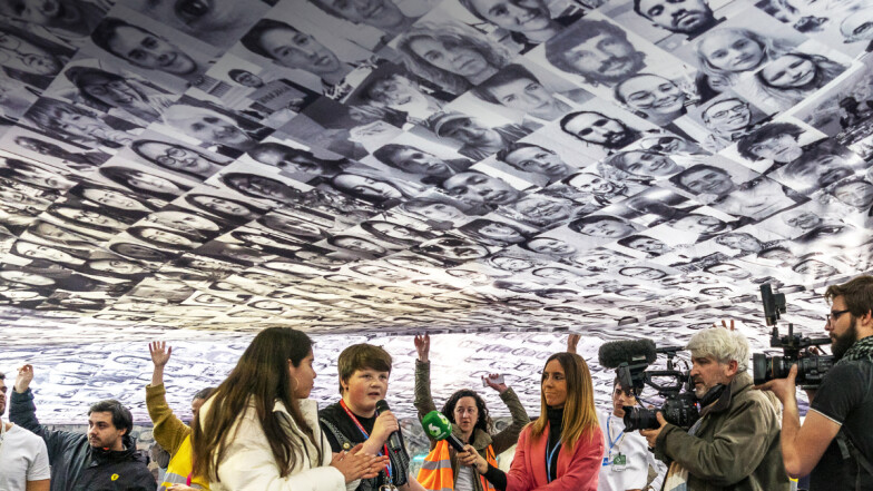 綠色和平|行動藝術「萬眾矚目」呼籲全球公民監督各國政府解決塑膠危機