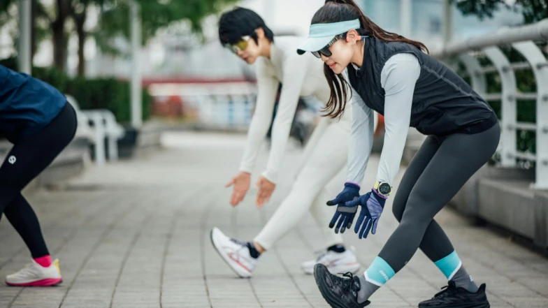 猿猴式超慢跑與超慢跑的差別：拱著身讓核心更穩定、能減緩關節的衝擊力！正確練法、如何訓練最有效，都幫妳整理好了