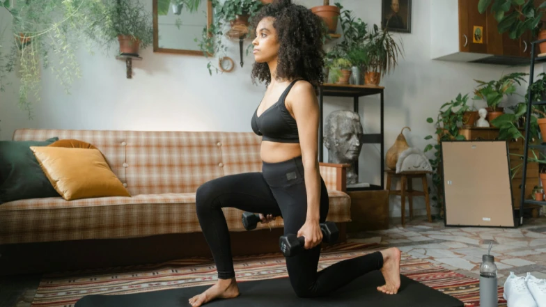 原地超慢跑、原地踮腳尖、原地高抬腿…6組「靜音版」居家原地運動每天半小時 燃脂瘦腿還能緊實小腹