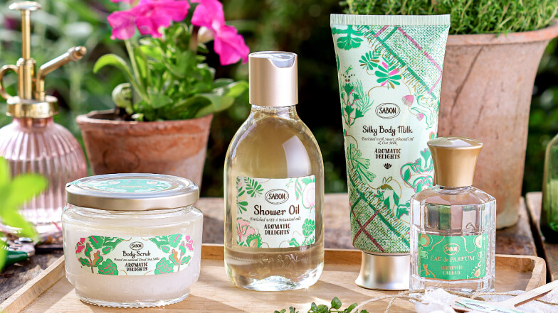 SABON全新「綠野尋蹤限量系列」用舒服的綠意香氣，重現初春後院摘綠採香的美好畫面，透過明星三部曲&amp;淡香精讓肌膚沐浴在香草綠植裡，享受專屬於你的慢活療癒時光！